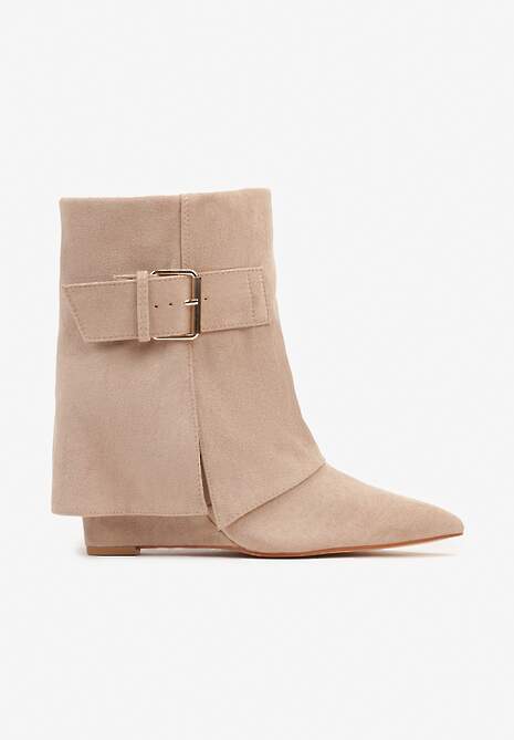 Ciemnobeżowe Botki na Koturnie z Ekozamszu z Cholewką Imitującą Nogawkę Ozdobioną Klamerką Avorira