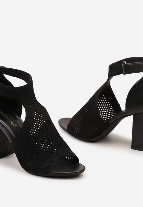 Czarne Sandały na Słupku z Ażurowym Zdobieniem z Zapięciem przy Kostce Qutima