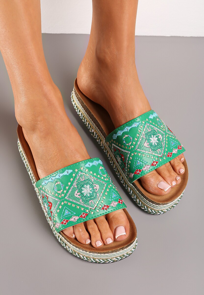 Zielone Klapki Boho na Niskiej Platformie Ozdobione Plecionką i Cyrkoniami Giratsa
