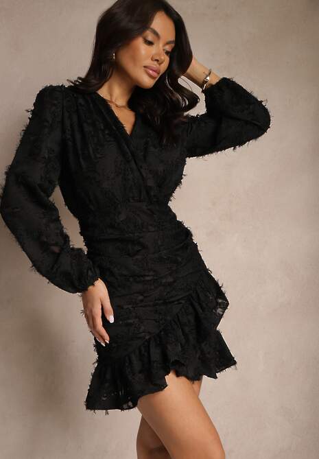 Czarna Koronkowa Sukienka o Kopertowym Kroju z Bufiastymi Rękawami i Falbanką Femeriana
