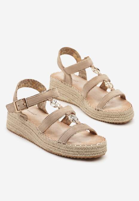 Ciemnobeżowe Sandały z Metalowymi Ozdobami i Plecionką na Podeszwie Karauri