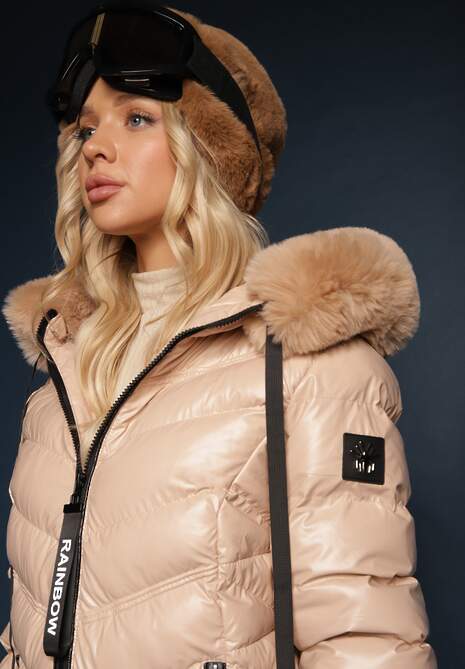 Jasnobeżowa Kurtka z Kapturem z Futrem z Możliwością Odpięcia Zdobiona Pikowaniem Ennithra