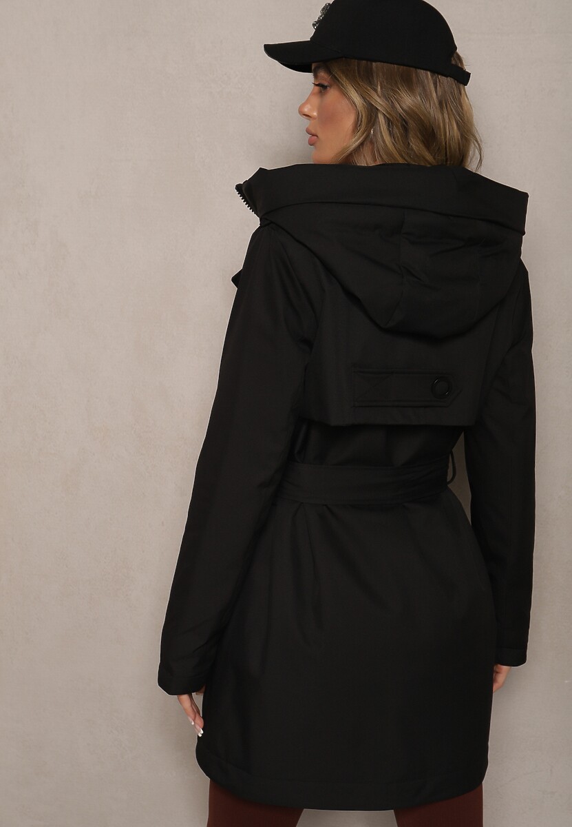 Czarna Kurtka Dwurzędowa o Fasonie Płaszczyka z Kapturem Wiązana w Talii Erillen