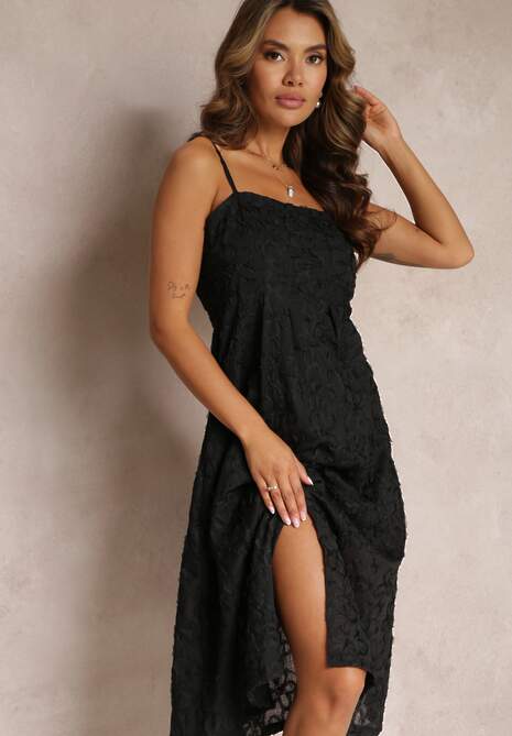 Czarna Sukienka z Delikatną Fakturą i Rozcięciem na Dole Kendia