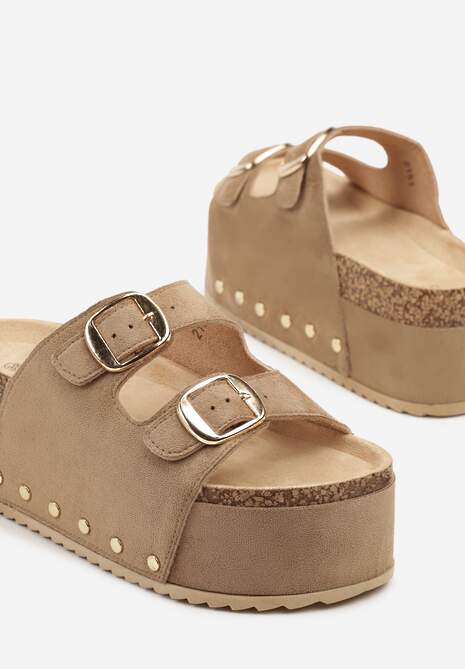 Ciemnobeżowe Klapki na Platformie Ozdobione Nitami Linarienna