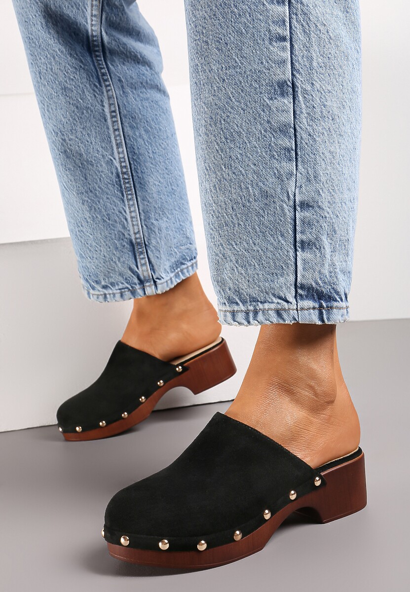 Czarne Klapki Typu Drewniaki z Nitami i Płaskim Obcasem Nerai