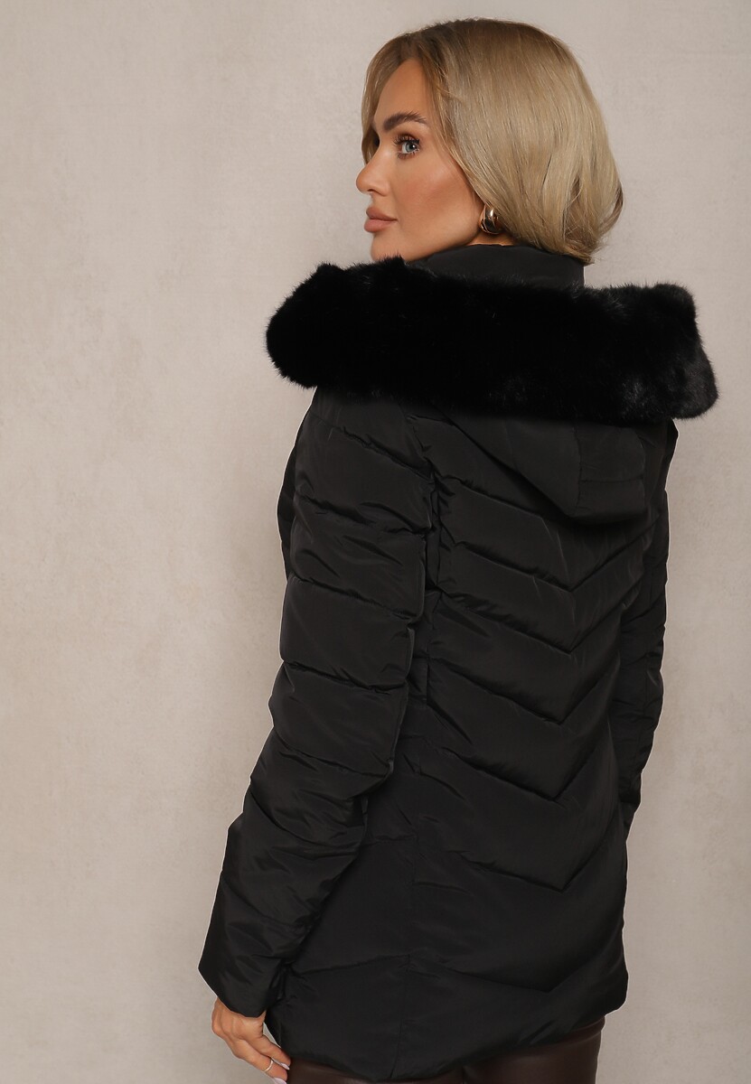 Czarna Kurtka z Pikowanymi Przeszyciami i Futrzanym Kapturem z Możliwością Odpięcia Zinriya