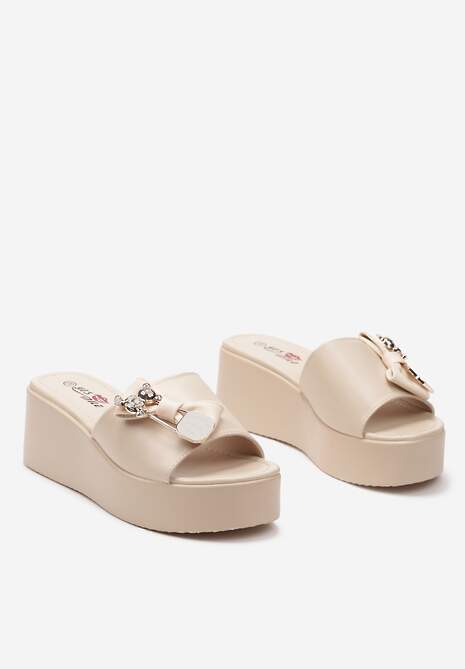 Beżowe Klapki Ozdobione Metaliczną Aplikacją i Kokardką na Platformie Rubaria