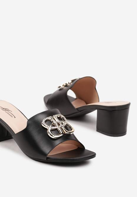 Czarne Klapki na Słupku Wykończone Cyrkoniami i Metaliczną Aplikacją Naviala