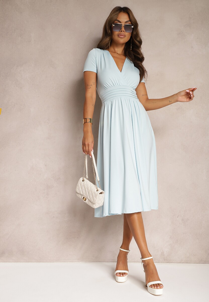 Jasnoniebieska Sukienka Taliowana z Kopertowym Dekoltem o Rozkloszowanym Kroju Rimadea