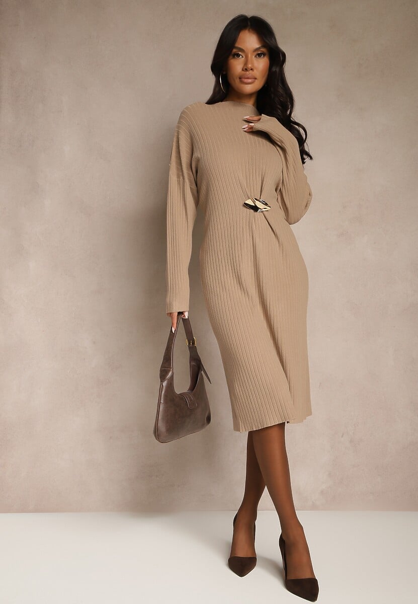 Beżowa Sukienka Sweterkowa z Wiskozą Ozdobiona Metaliczną Broszką Titavea