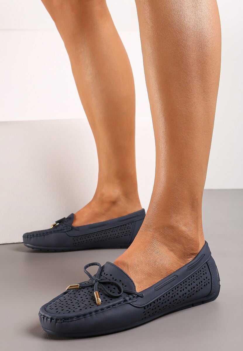 Granatowe Mokasyny z Cienką Kokardką Ozdobione Ażurową Perforacją Liovana