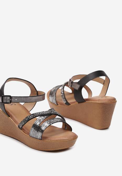 Czarne Sandały na Koturnie Zapinane na Sprzączkę z Cyrkoniami Wykończone Metaliczną Nitką Herasta