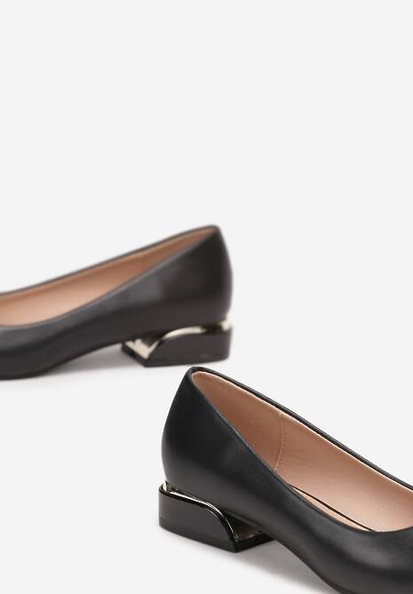 Czarne Czółenka na Niewysokim Obcasie z Metaliczną Aplikacją i Szpiczastym Noskiem Christitesa