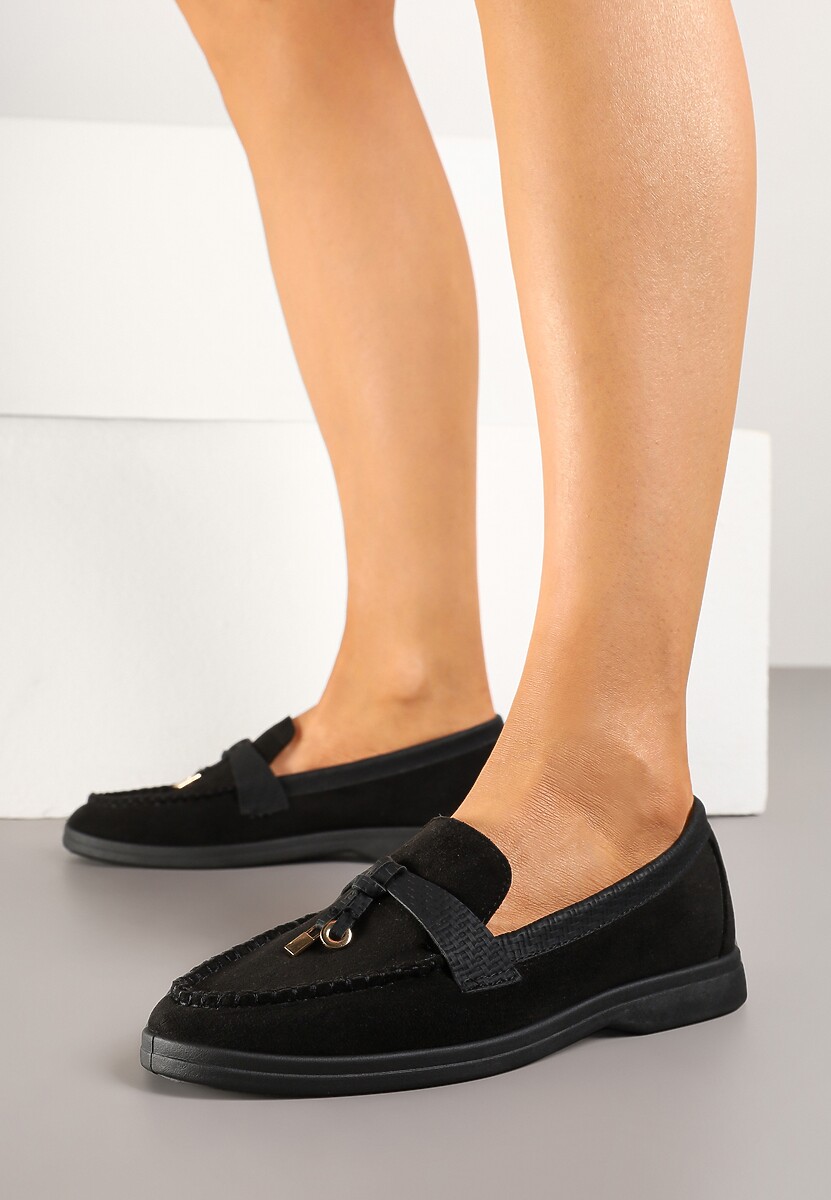 Czarne Mokasyny Ozdobione Metalicznymi Aplikacjami i  Geometrycznym Wzorem Raviloria