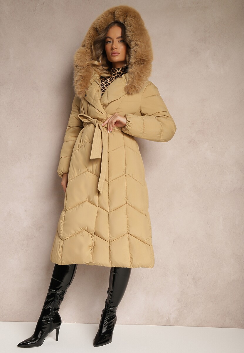 Beżowa Długa Kurtka o Pikowanym Kroju z Kapturem i Odpinanym Futerkiem Ozdobiona Paskiem Vamimora