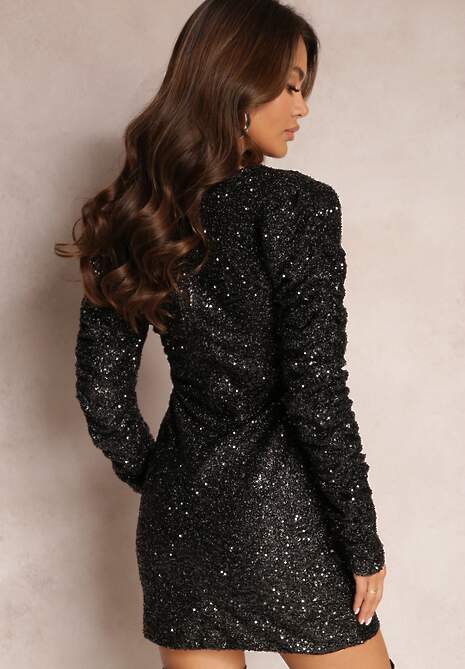 Czarna Sukienka Mini Zdobiona Cekinami z Marszczeniami i Trójkątnym Dekoltem Vartha