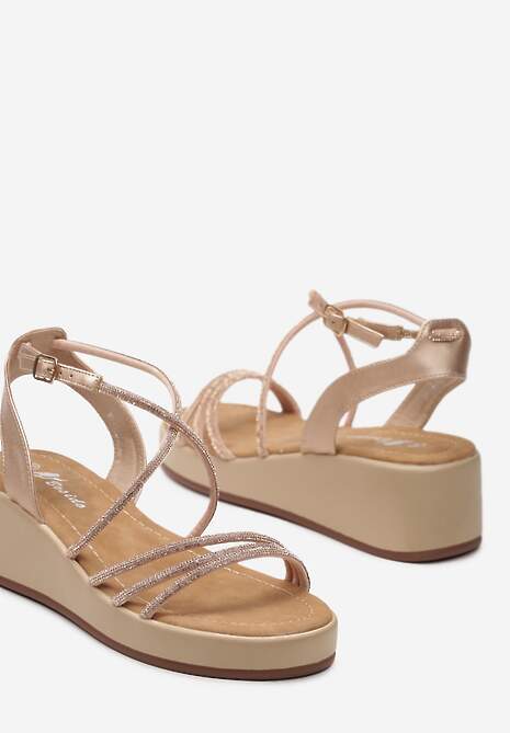 Beżowe Sandały na Koturnie i Platformie Ozdobione Błyszczącymi Cyrkoniami Kaija