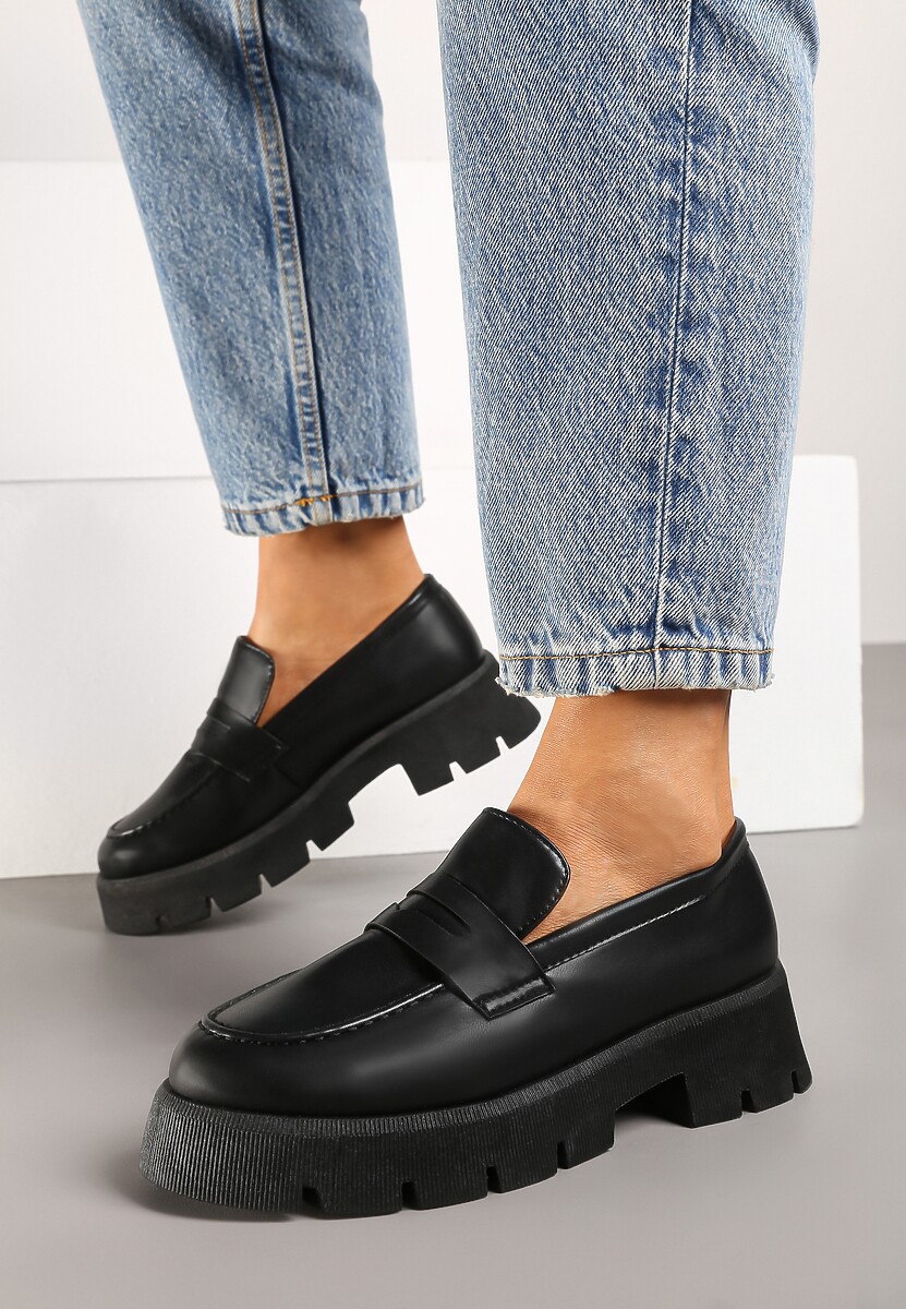 Czarne Mokasyny na Tłoczonej Platformie Resilira