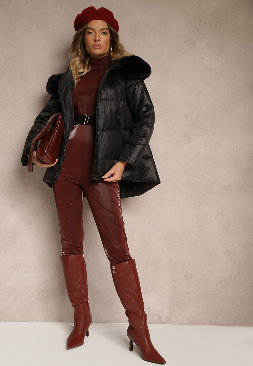 Czarna Kurtka Pikowana z Kapturem Ozdobiona Futerkiem i Dłuższym Tyłem Rinloris