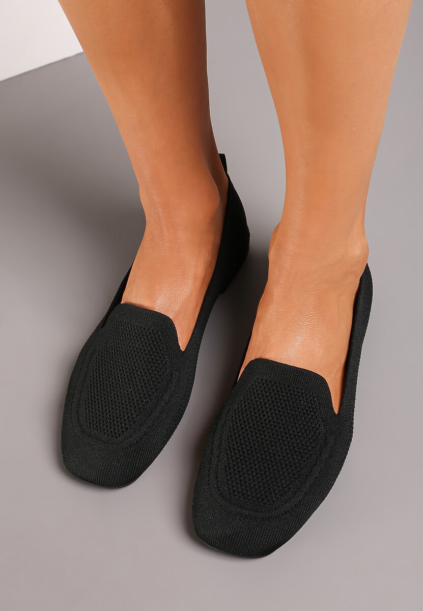 Czarne Casualowe Mokasyny na Płaskiej Podeszwie Ozdobione Perforacją Klanesha