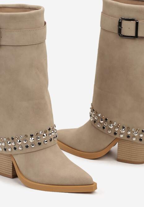 Beżowe Botki z Cholewką Imitującą Nogawkę Ozdobione Ćwiekami i Klamrą Verivelle