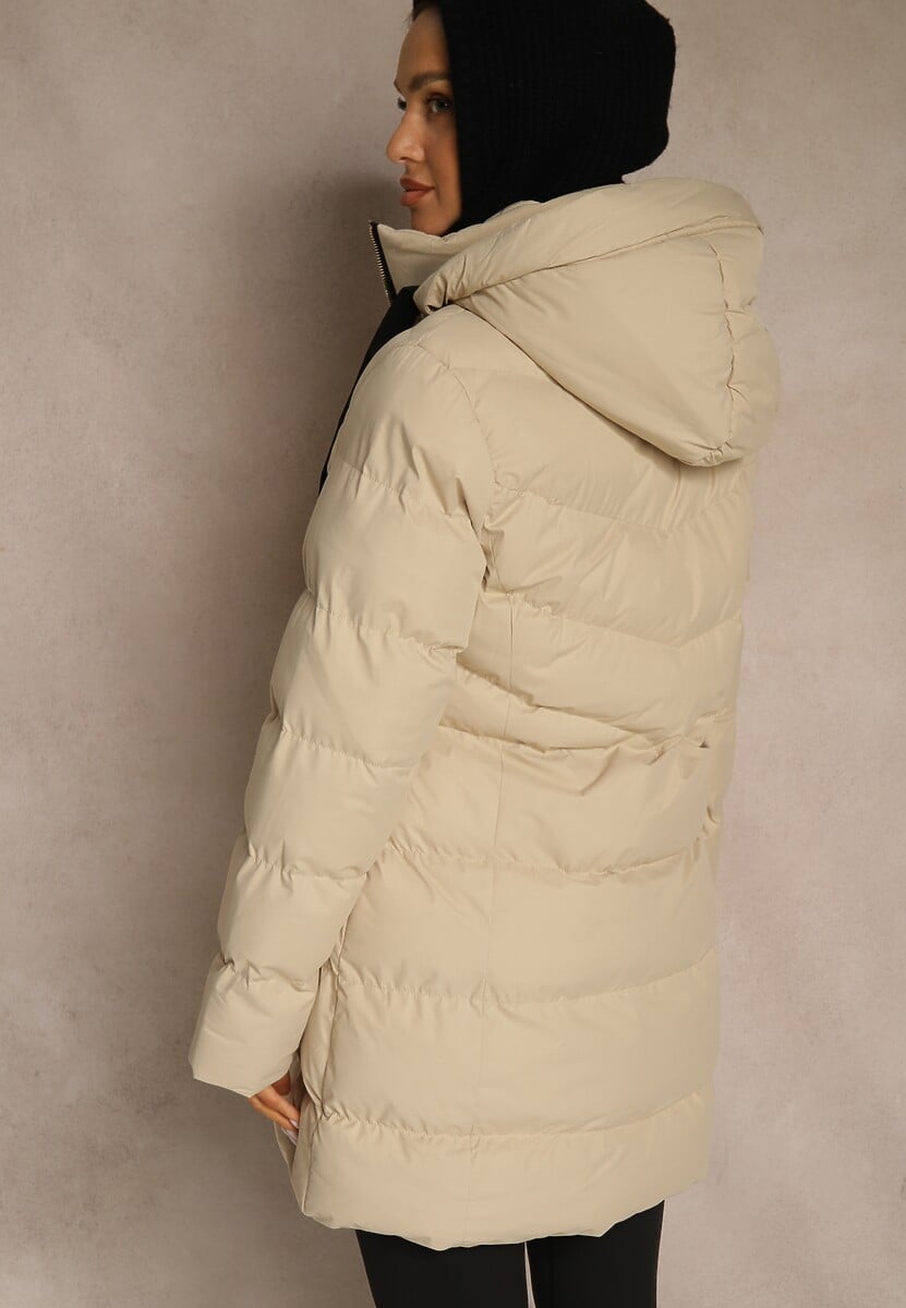Jasnobeżowa Kurtka Pikowana o Długim Kroju z Kapturem i Suwakiem Dwukierunkowym Naomira