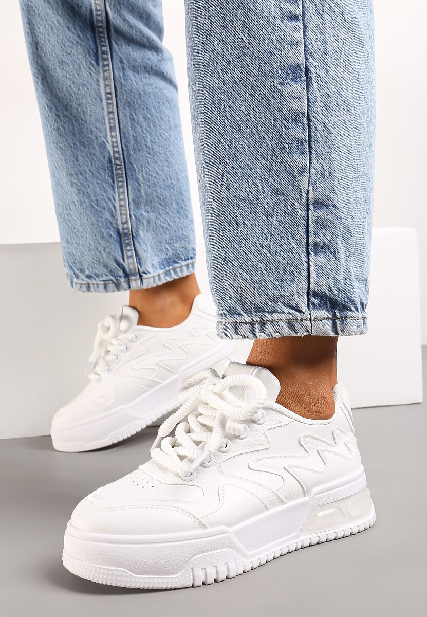 Białe Sneakersy z Szerokimi Sznurowadłami Ozdobione Tłoczeniami i Wstawką przy Podeszwie Ulares