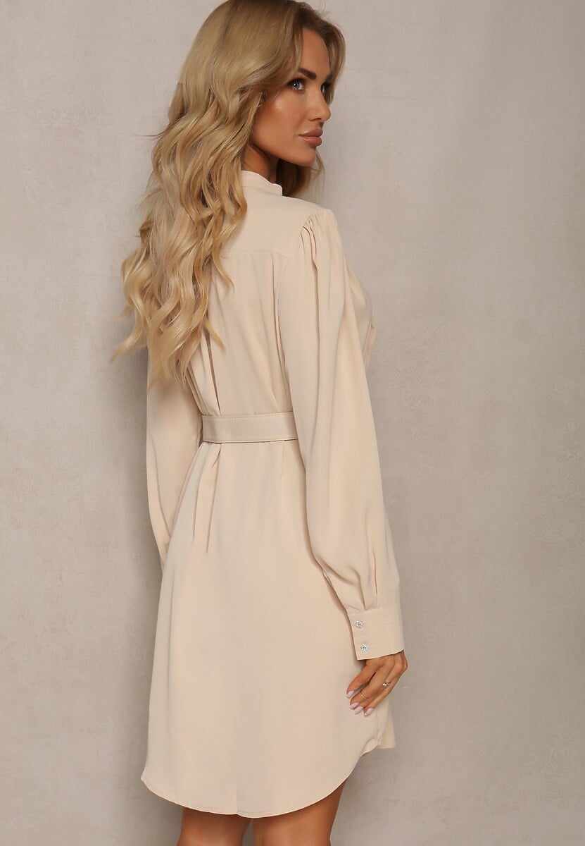 Beżowa Sukienka o Koszulowym Kroju z Materiałowym Paskiem i Guzikami Ozdobiona Cyrkoniami Frantia