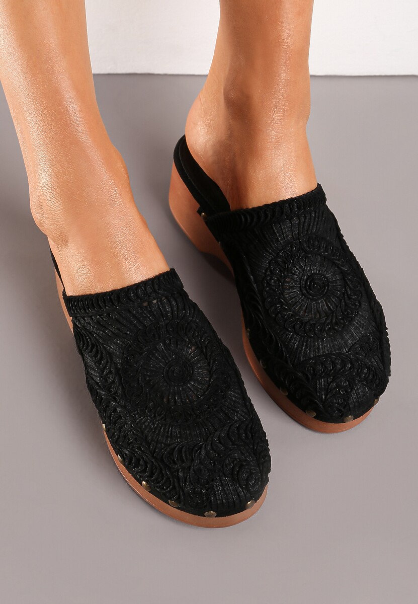 Czarne Klapki Chodaki Ozdobione Plecionką i Nitami na Grubej Podeszwie Riorella