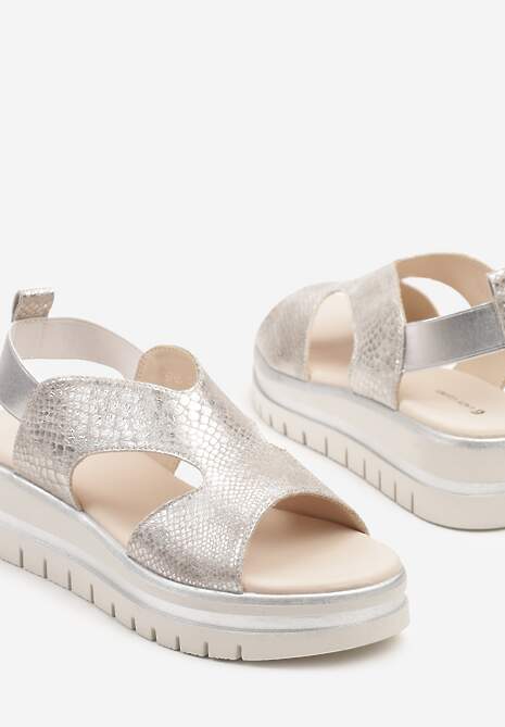Srebrne Sandały na Platformie Ozdobione Tłoczeniem Mevalisse