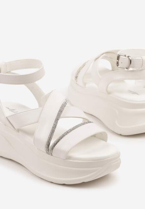Białe Sandały na Tłoczonej Platformie z Przeplatanymi Paskami z Cyrkoniami Sorellise