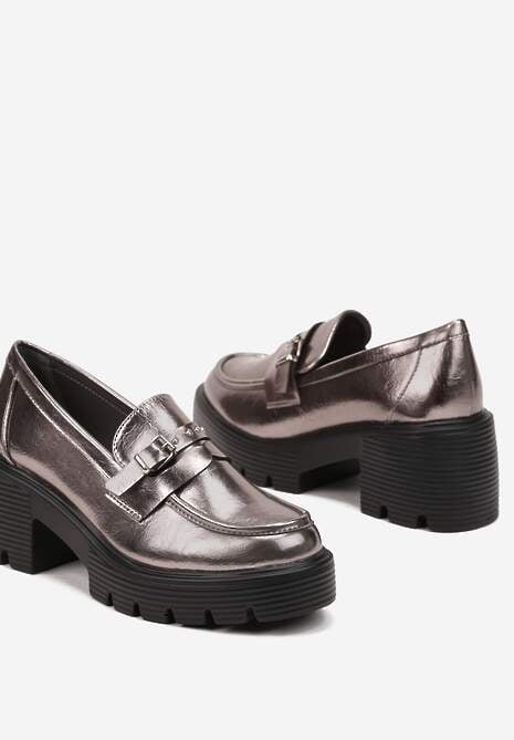Srebrne Półbuty w Stylu Loafersów na Obcasie Zdobione Łańcuszkiem Felarionis