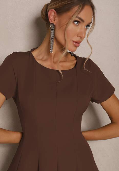 Brązowa Sukienka o Rozkloszowanym Kroju na Krótki Rękaw Zdobiona Przeszyciami Mepiza