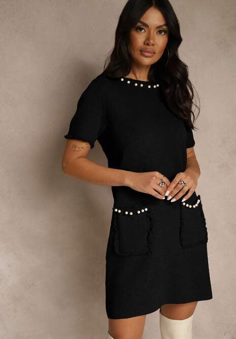 Czarna Sweterkowa Sukienka Trapezowa z Perełkami przy Dekolcie i Kieszeniach Fenatusa