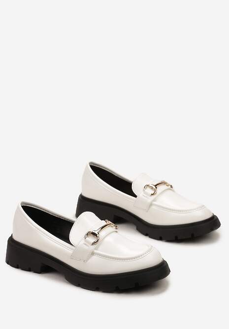 Białe Mokasyny z Lakierowaną Cholewką Ozdobione Klamrą Lifarissa
