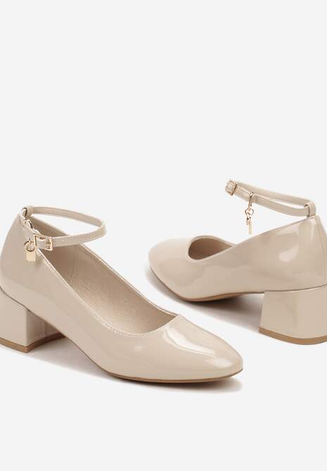 Beżowe Lakierowane Czółenka z Zawieszkami wokół Kostki Acilda