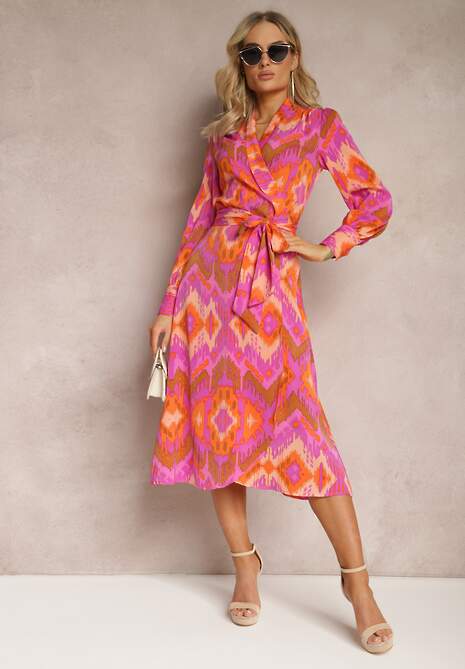 Różowa Sukienka Midi z Ikatowym Wzorem z Kopertowym Dekoltem i Paskiem Erdda