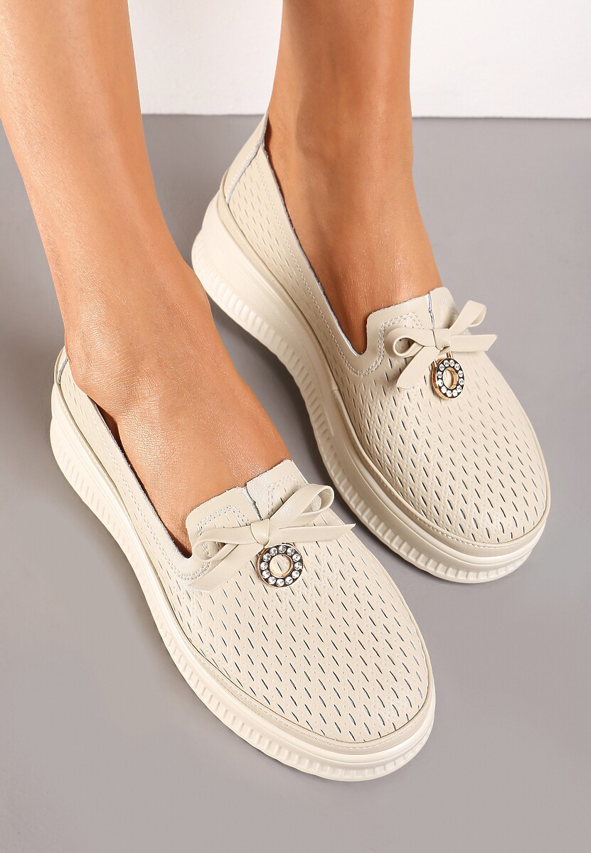 Beżowe Półbuty na Platformie ze Skórzaną Wkładką Ozdobione Perforacją i Zawieszką Rilava