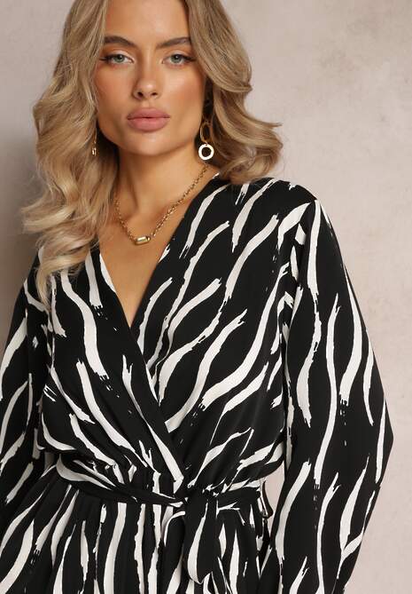 Czarno-Biała Maxi Sukienka z Gumką i Paskiem w Talii oraz Kopertowym Dekoltem Doiren