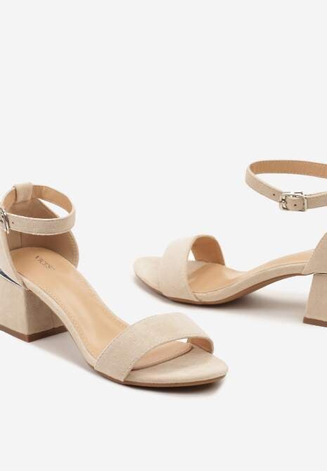 Beżowe Sandały na Słupku z Imitacji Skóry Zdobione Elementami o Metalicznym Wykończeniu Aloeli