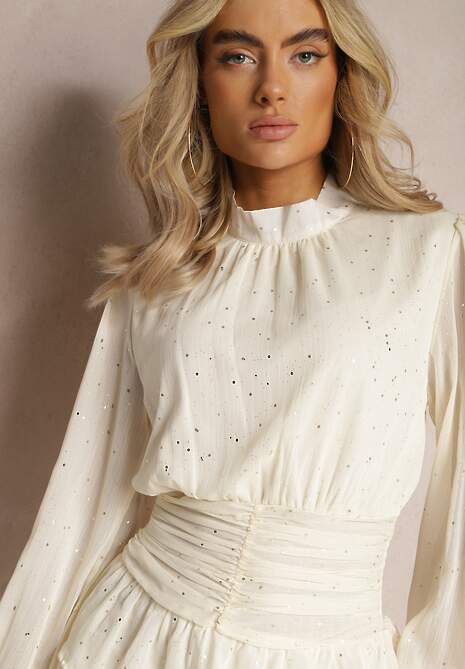 Jasnobeżowa Koktajlowa Sukienka z Falbankami i Błyszczącym Nadrukiem Merrinda