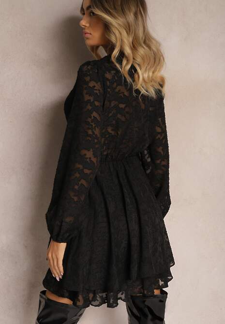 Czarna Kopertowa Sukienka Rozkloszowana Mini z Tkaniny Plumeti Haetna
