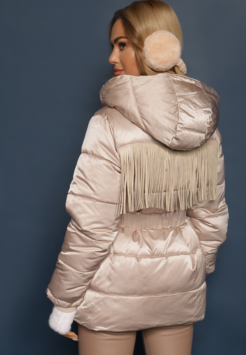 Beżowa Kurtka z Kapturem i Marszczonym Paskiem Zdobiona Frędzlami i Pikowaniem Sanathra
