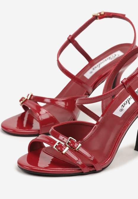Czerwone Sandały na Obcasie Zdobione Skośnym Paskiem i Klamerkami Mallunea
