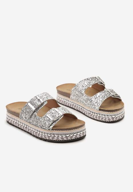 Srebrne Brokatowe Klapki na Niskiej Platformie z Nitami i Metaliczną Nitką Effian