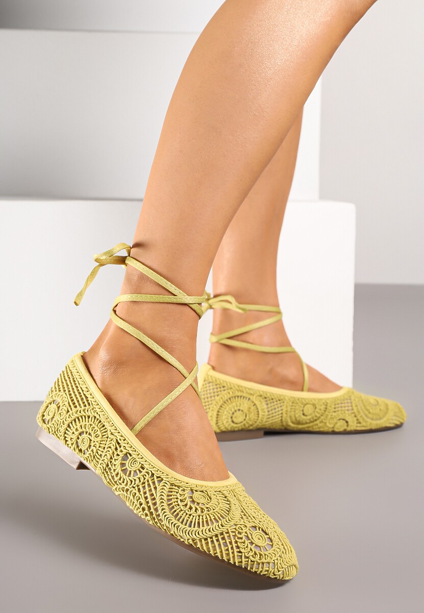Żółte Balerinki Ozdobione Wiązaniem i Haftem Talanna