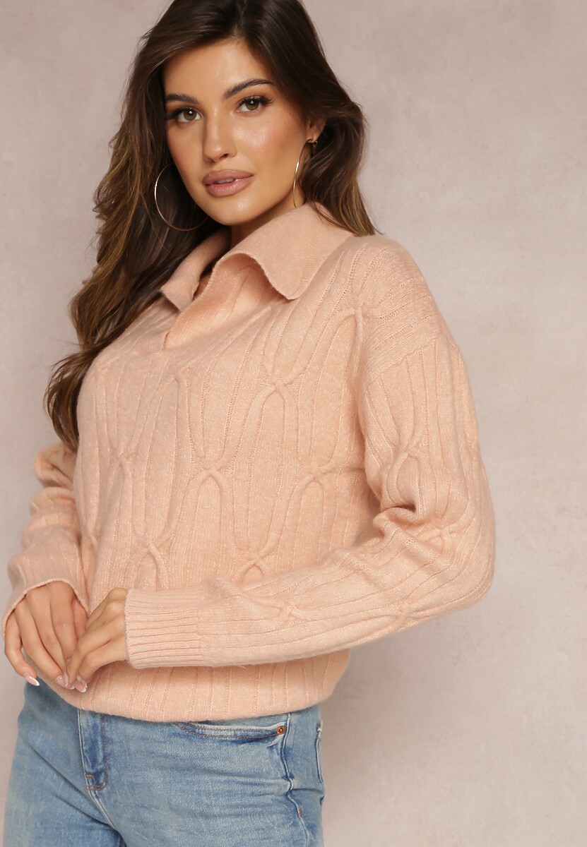 Jasnoóżowy Sweter z Dekoltem w Serek i Ozdobnym Splotem Travissa