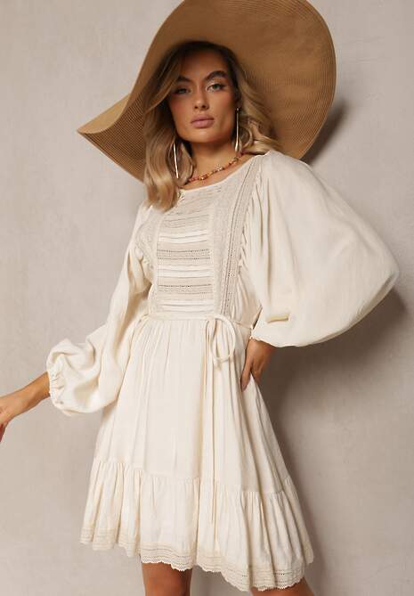 Jasnobeżowa Sukienka Boho Ozdobiona Ażurowymi Wstawkami i Koronką ze Sznurkiem w Talii Lanekade