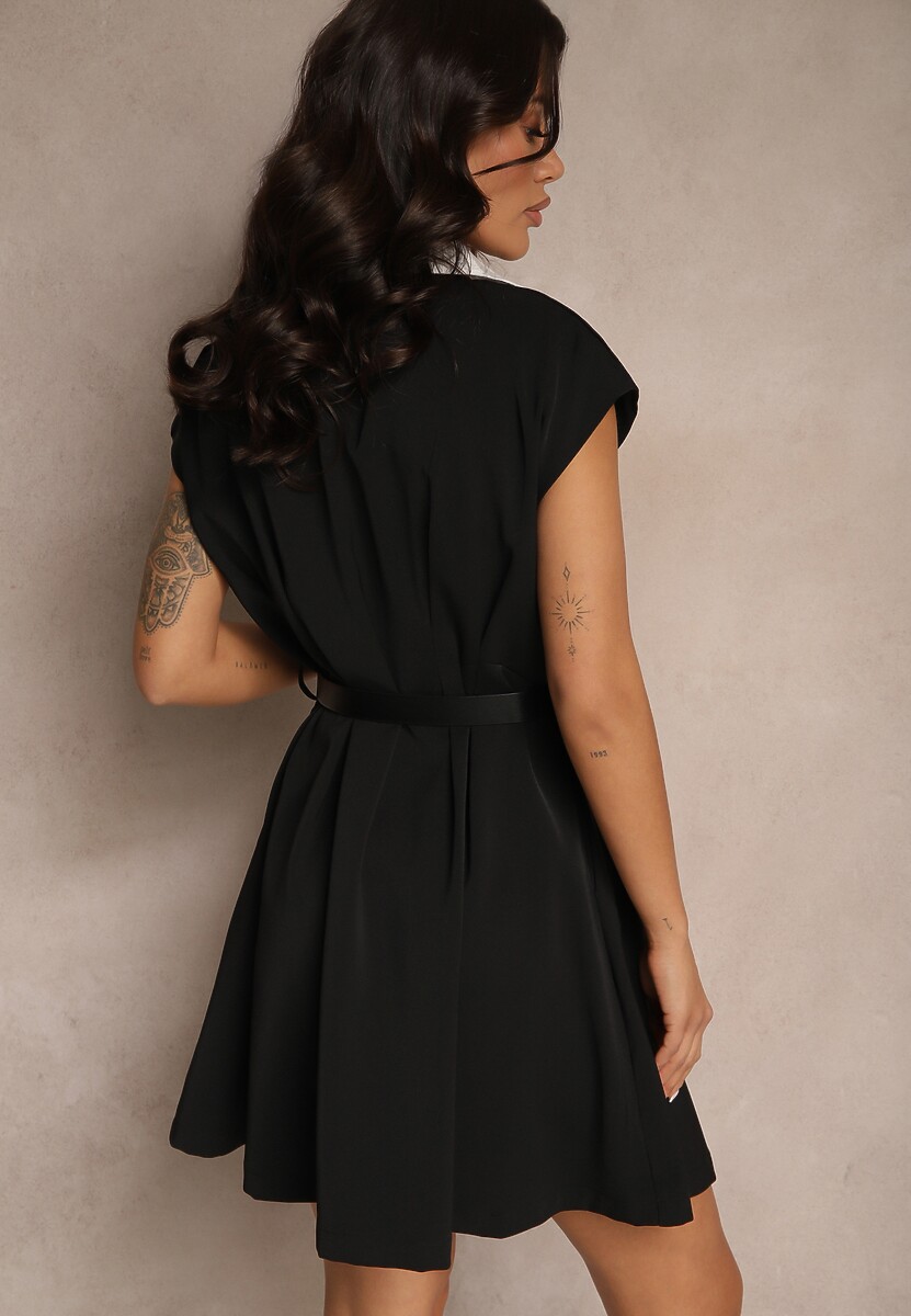 Czarna Sukienka z Wiskozy o Rozkloszowanym Kroju z Koszulowym Kołnierzem Aluessa